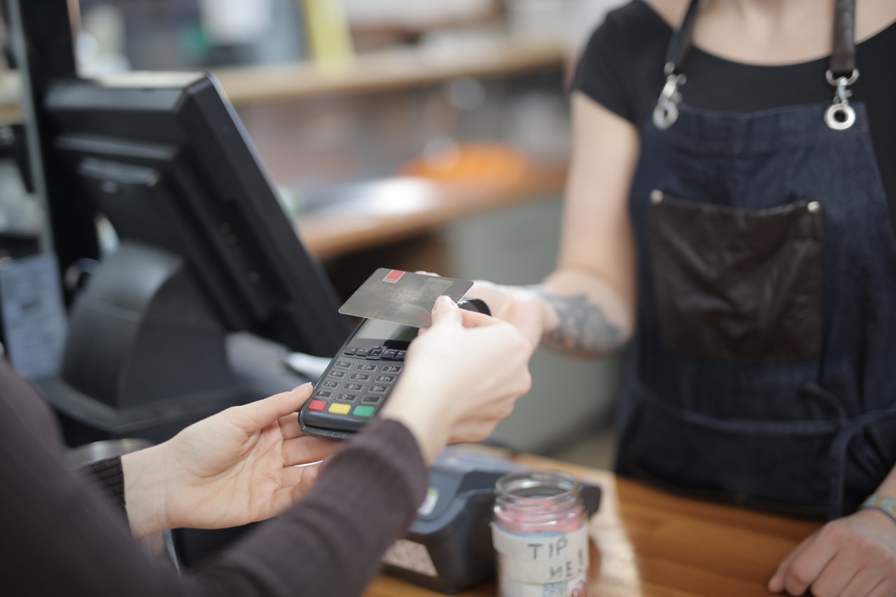 client effectuant un paiement par carte bancaire sur terminal de paiement
