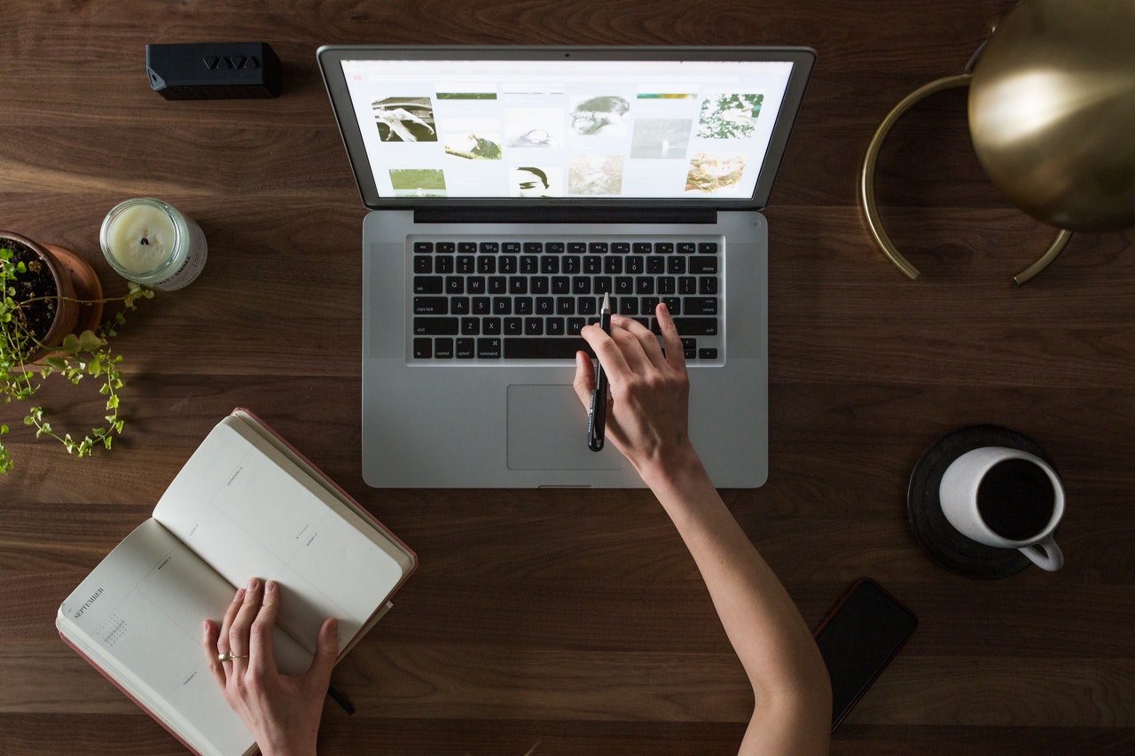 développeur effectuant un audit site web sur laptop avec documents