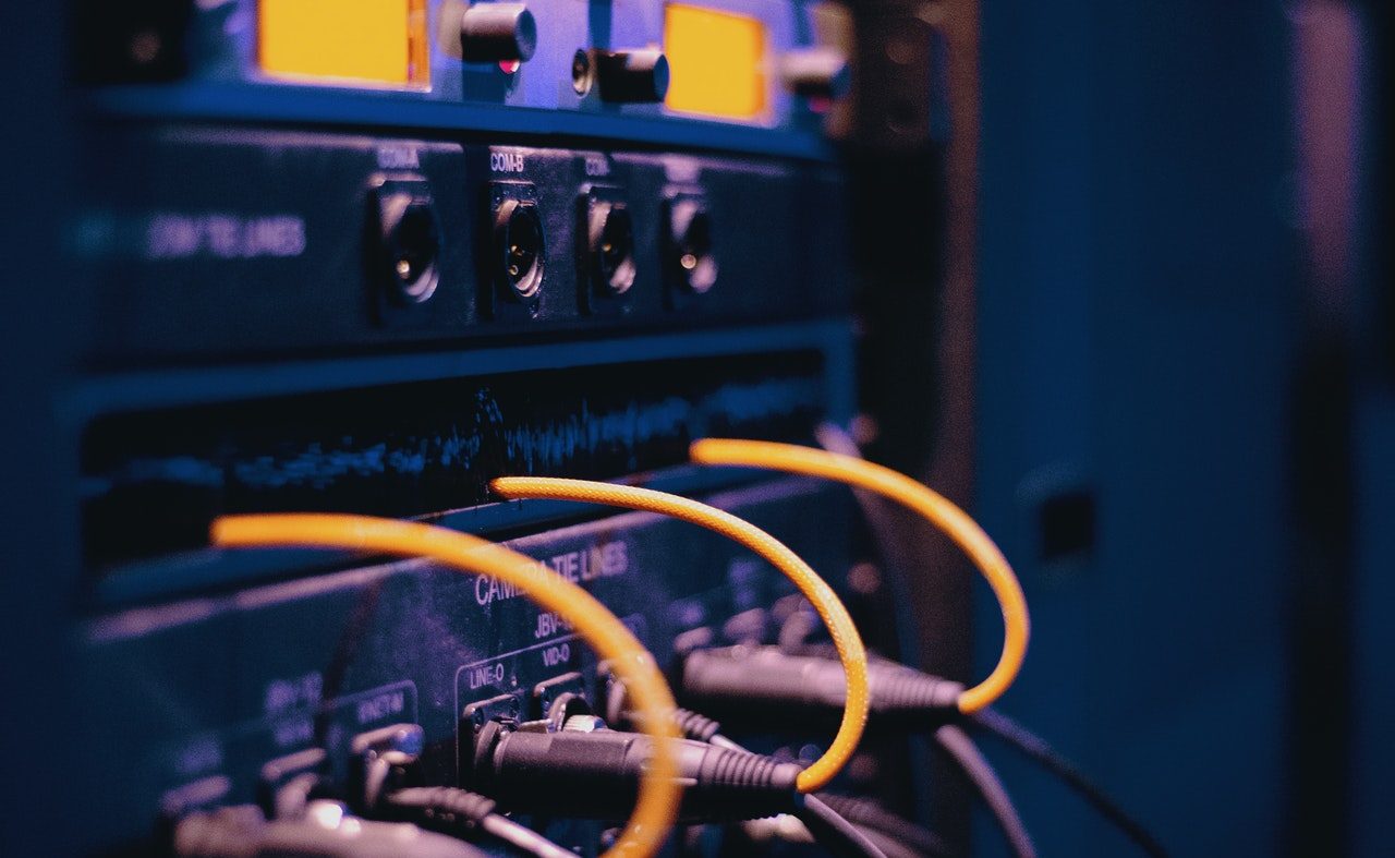 infrastructure réseau avec câbles ethernet jaunes et équipements de sécurité informatique
