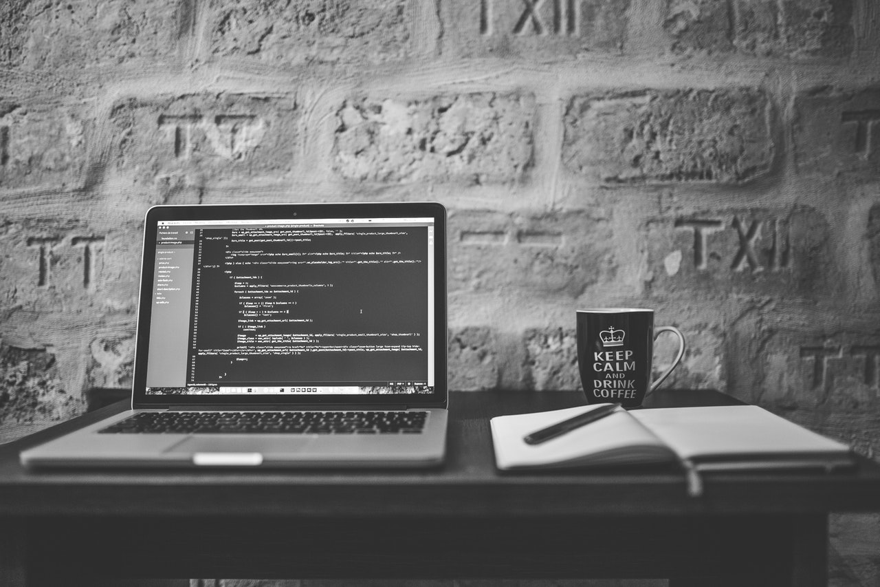 développeur marseille travaillant sur l'audit d'un site internet avec code source affiché