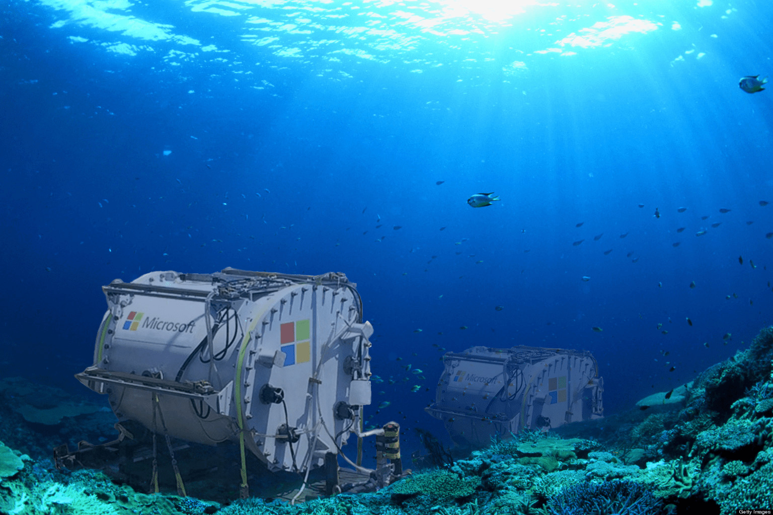 data center microsoft natick submergé sous l'eau avec équipements et serveurs