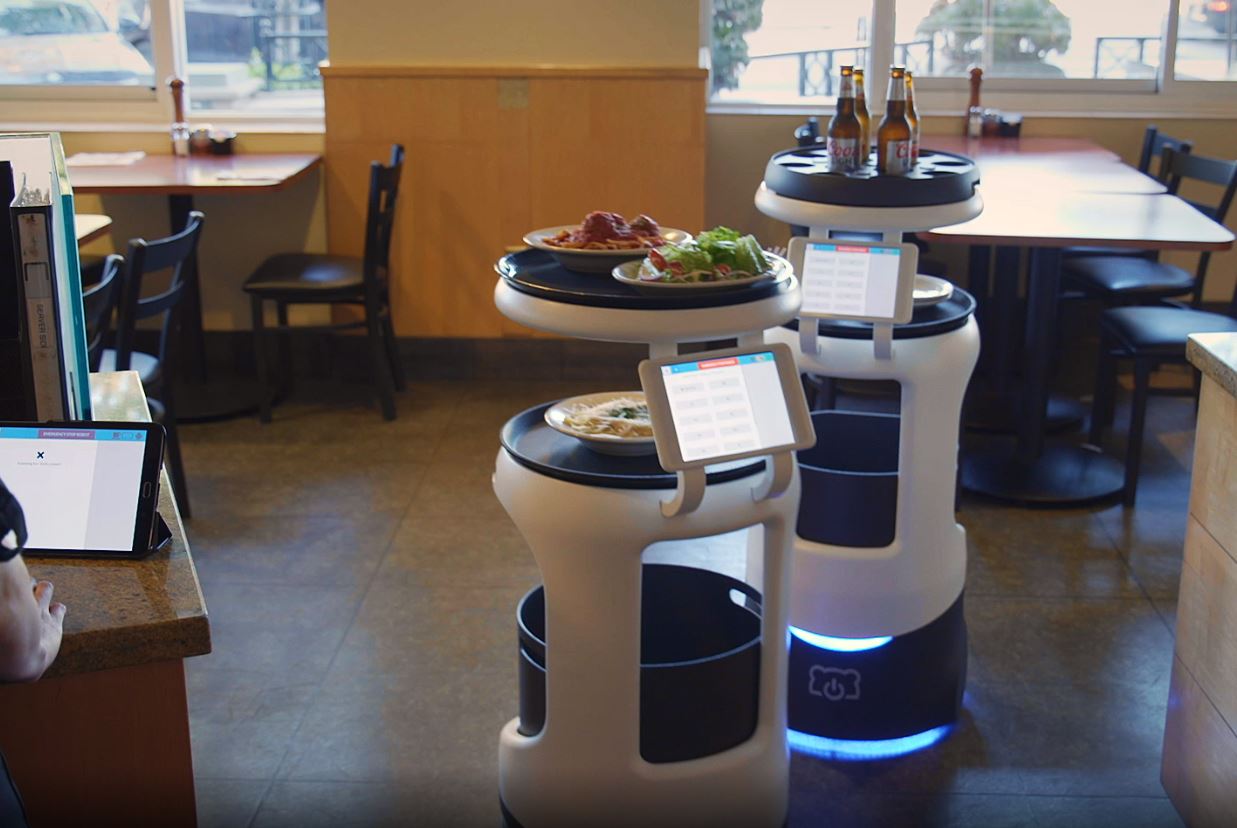 robots serveurs autonomes dans un restaurant avec tablettes de commande