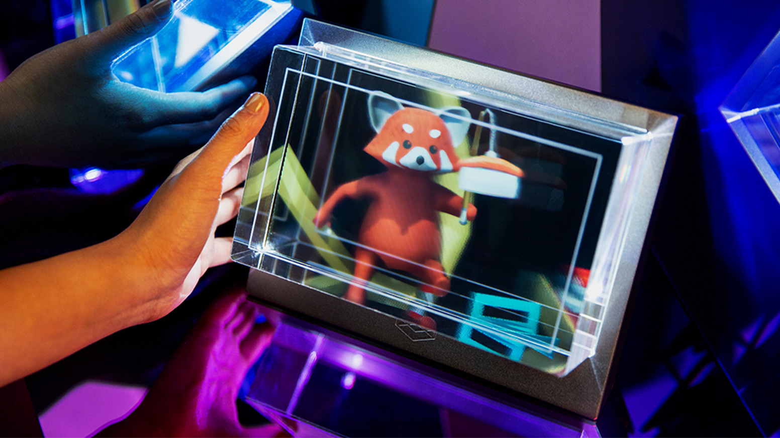hologramme 3d affichant un personnage rouge sur écran tactile interactif