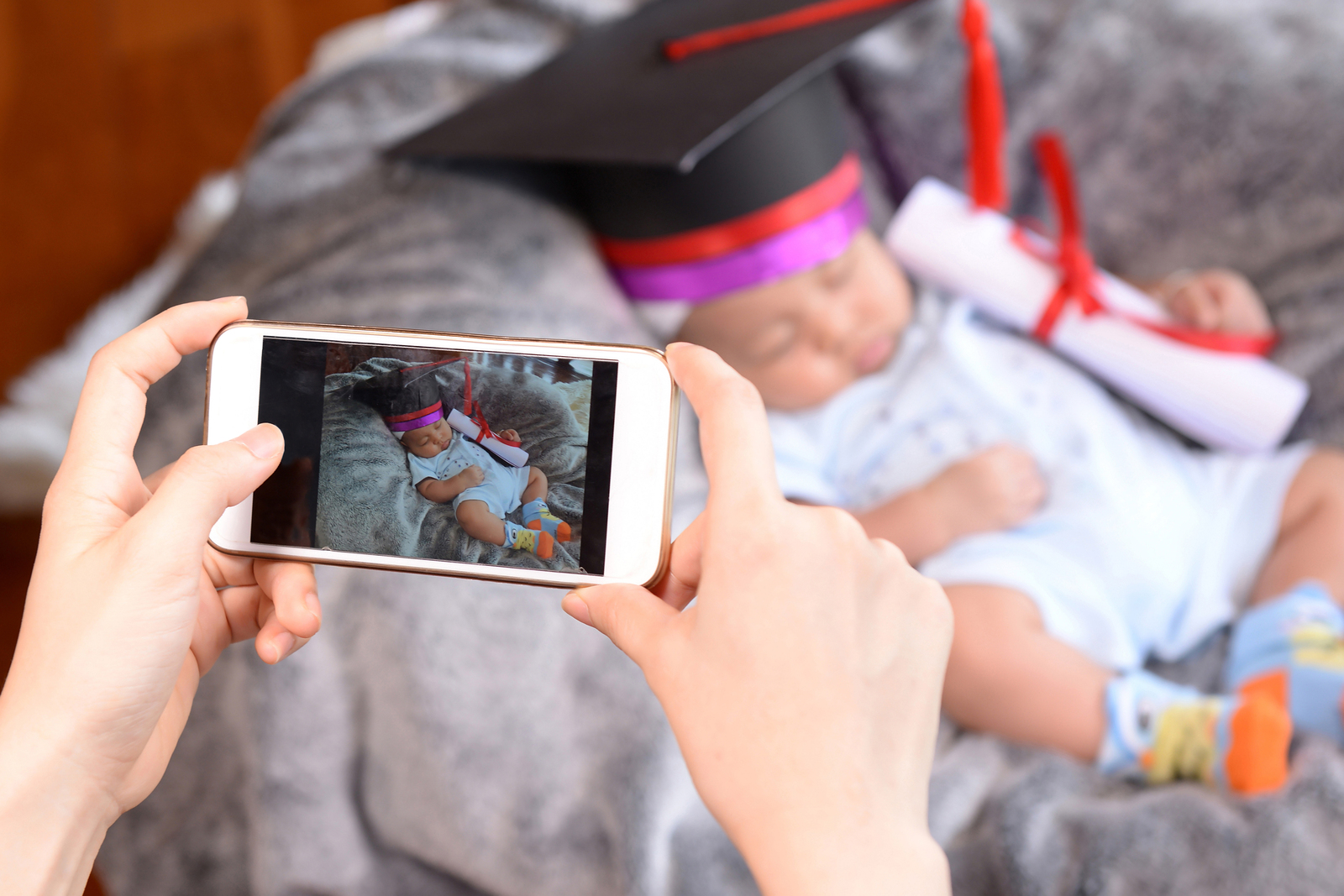 photo de parents partageant une photo d'enfant en costumes colorés sur les réseaux sociaux