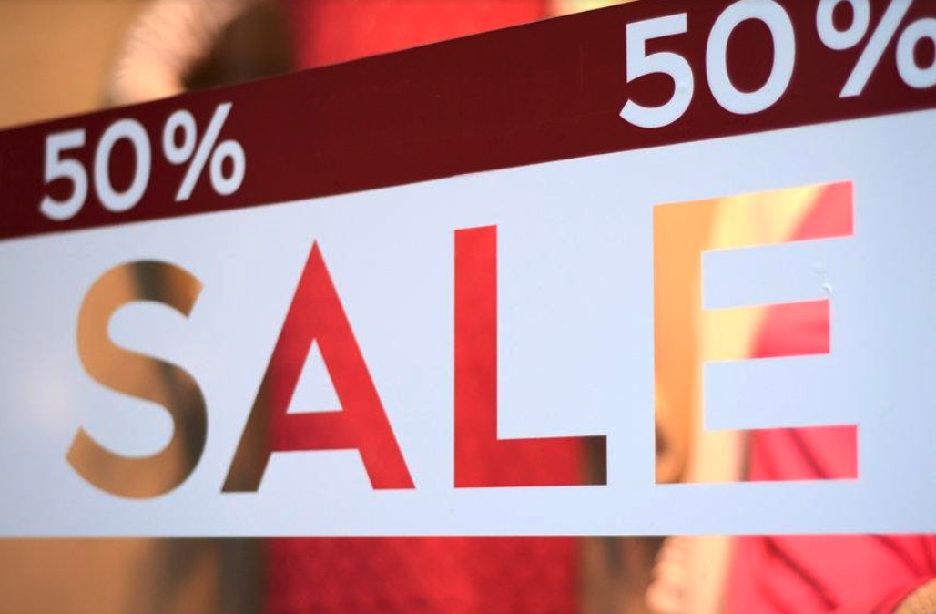 affiche promotionnelle 50% de réduction avec le mot "SALE" en lettres colorées