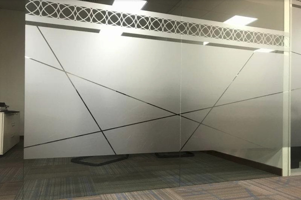 vitrophanie occultante avec design géométrique sur vitrine de bureau