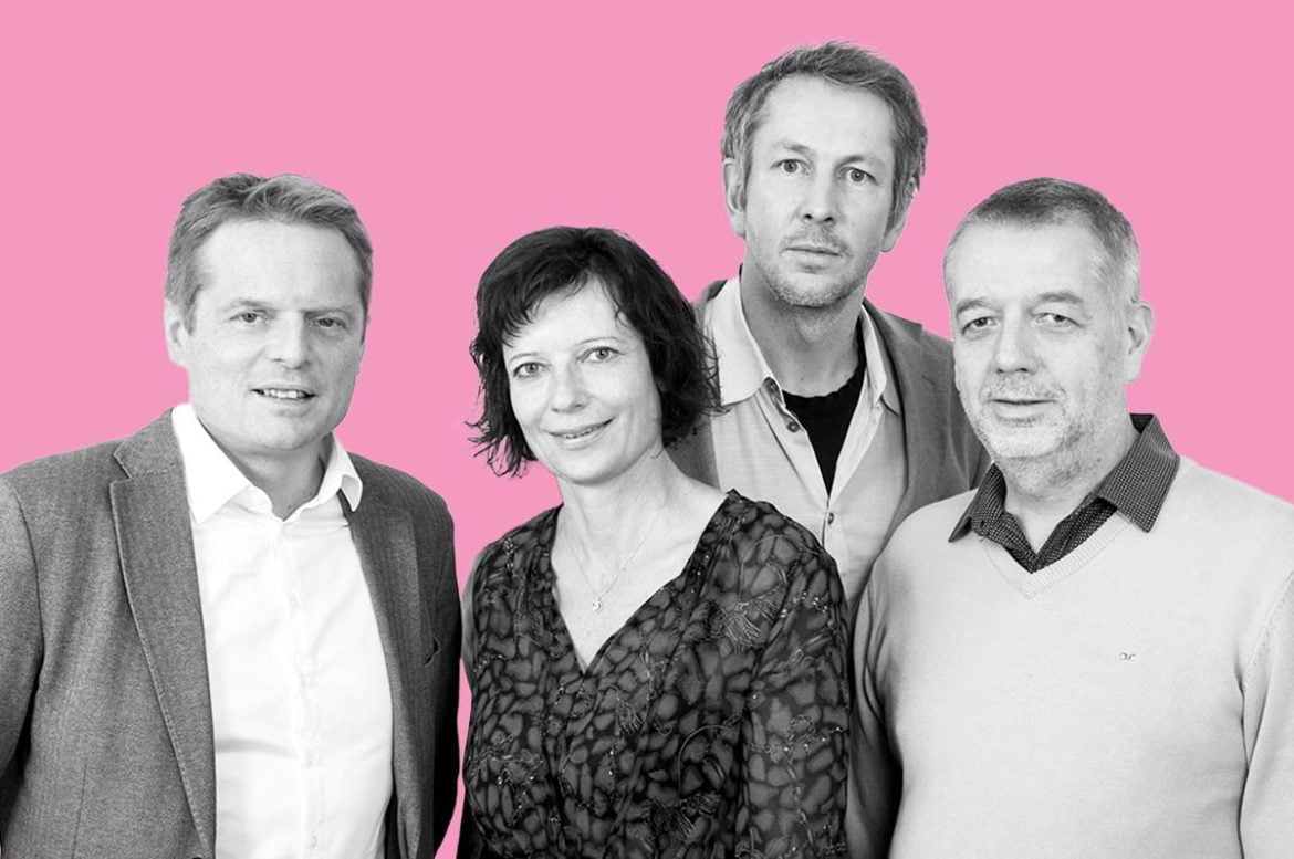 quatre professionnels de la fintech RollingFunds posant ensemble sur fond rose