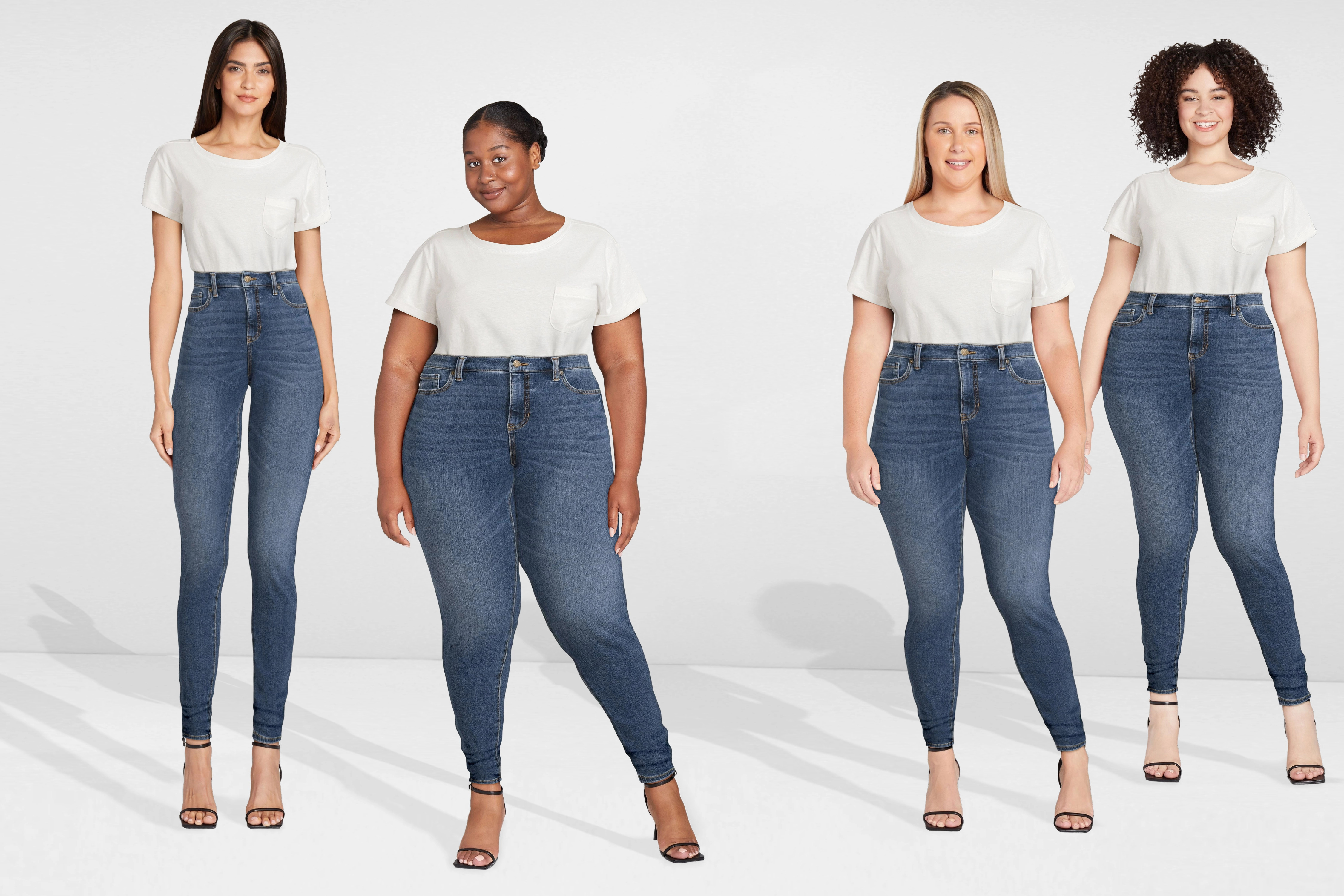 quatre femmes portant un jean bleu et un t-shirt blanc présentant zeekit