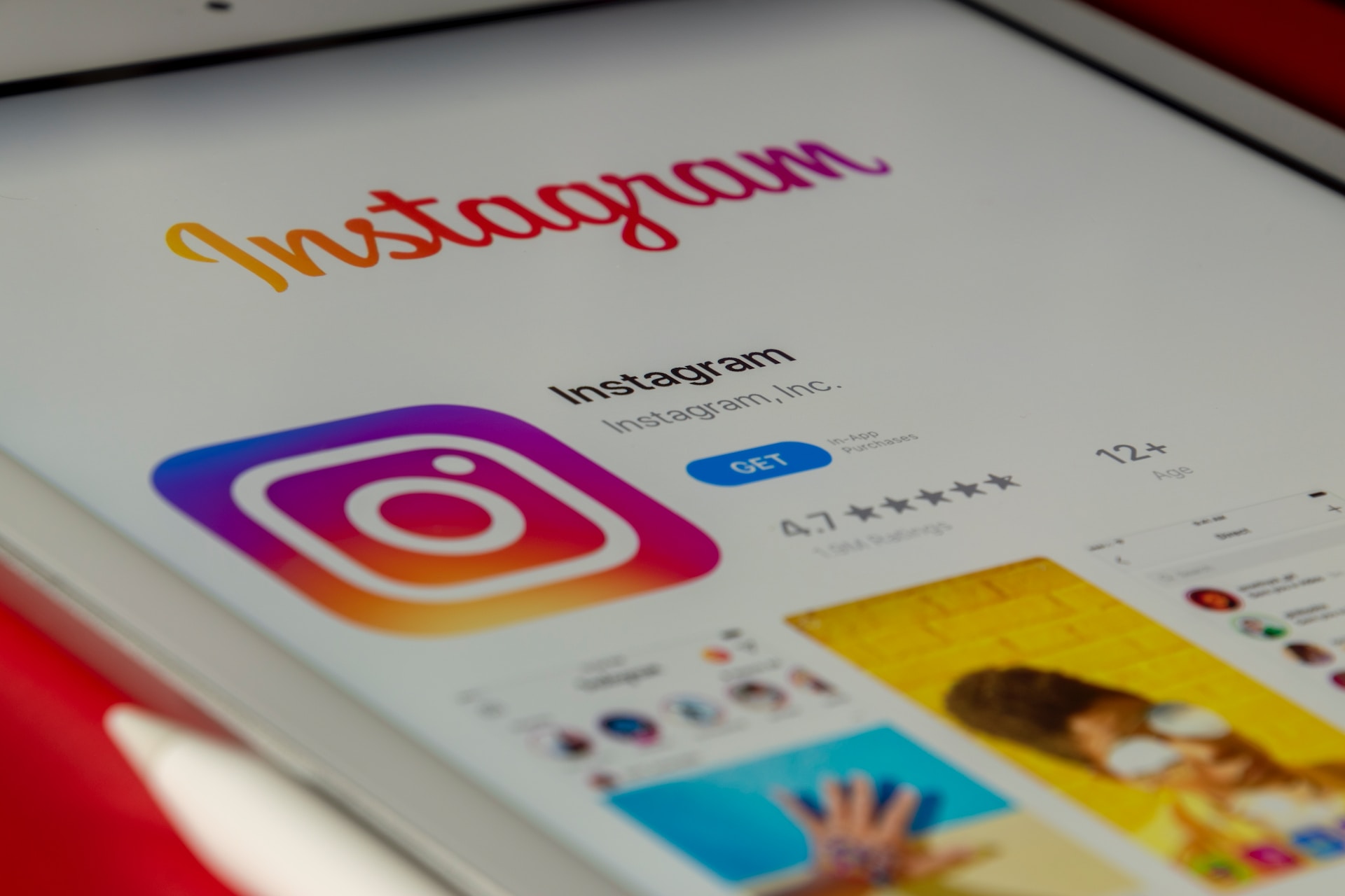 page app store instagram avec logo et bouton "get" sur écran mobile