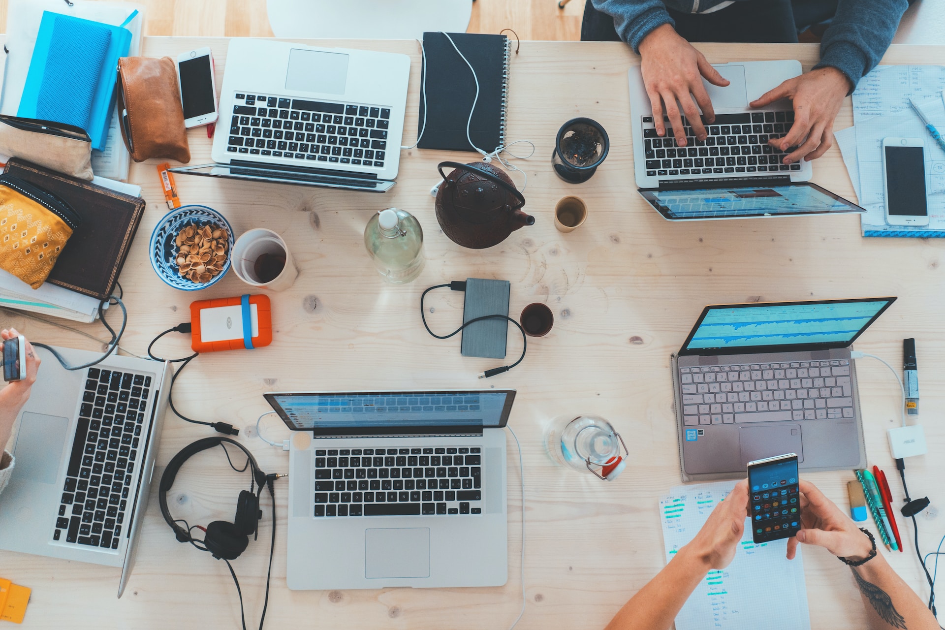 équipe digitale collaborant sur stratégie webmarketing avec laptops et données