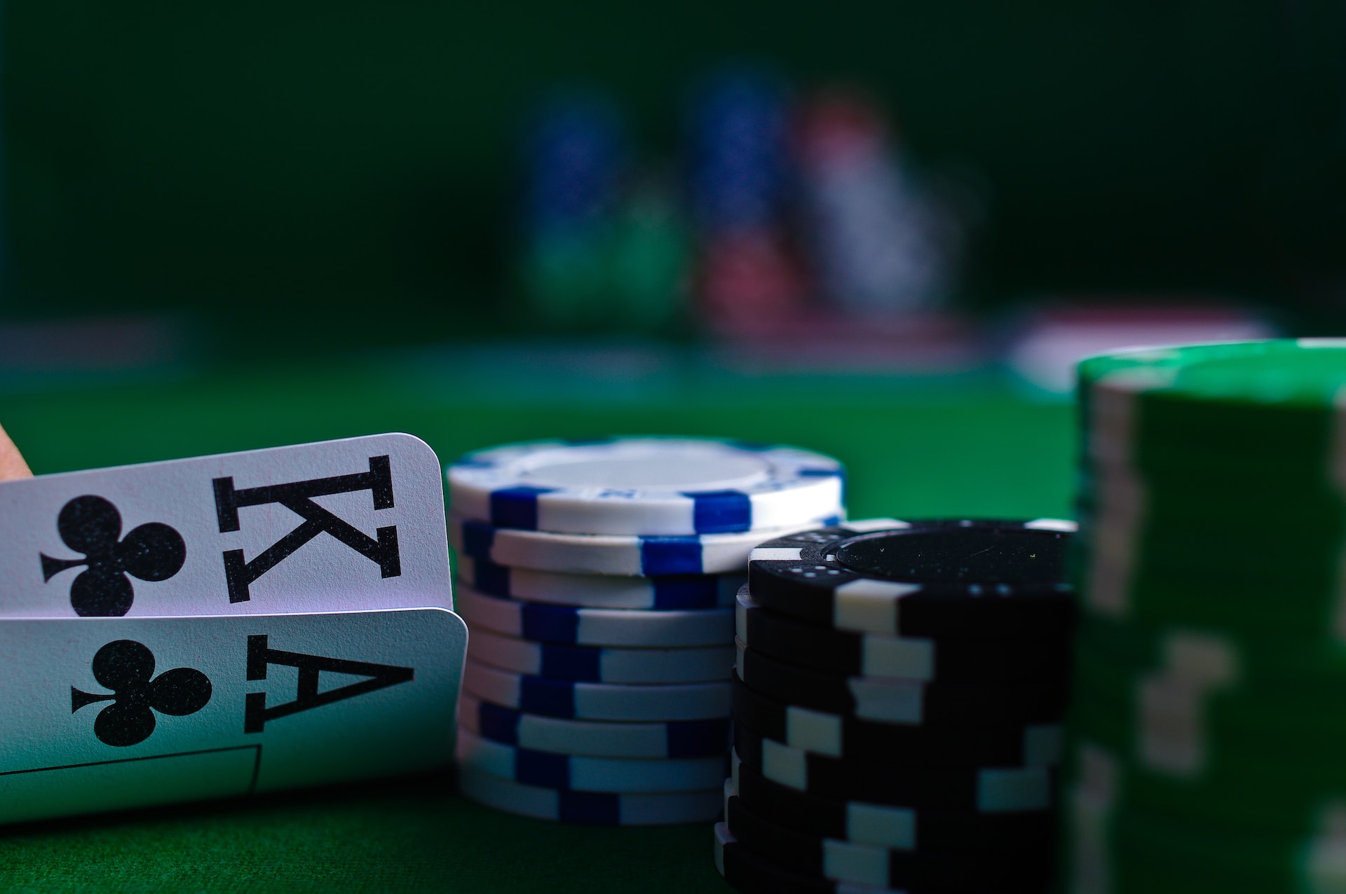 cartes de poker et jetons sur table de jeu verte pour article sécurité casino en ligne