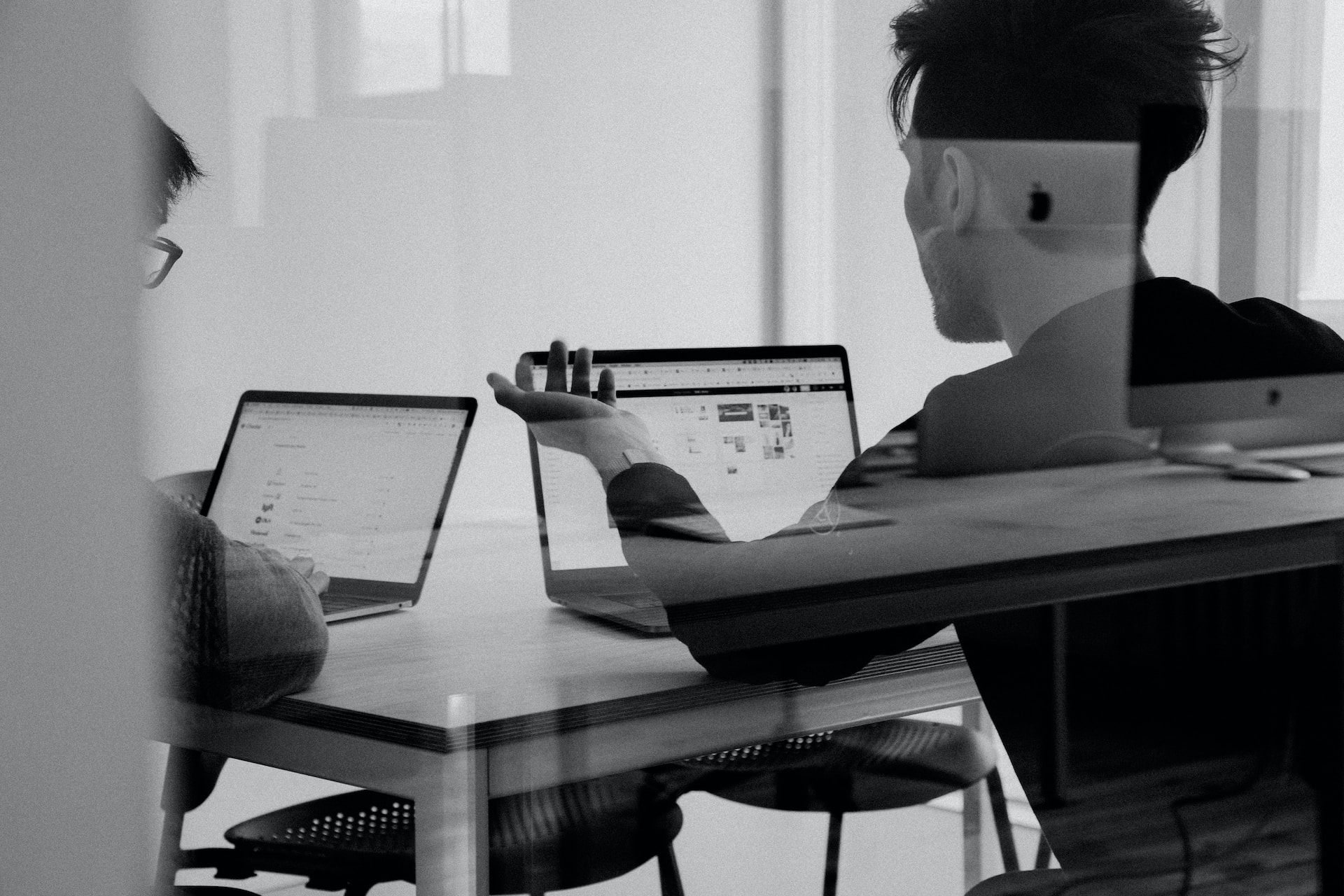 deux professionnels travaillant sur des ordinateurs portables dans un bureau de formation marketing digital