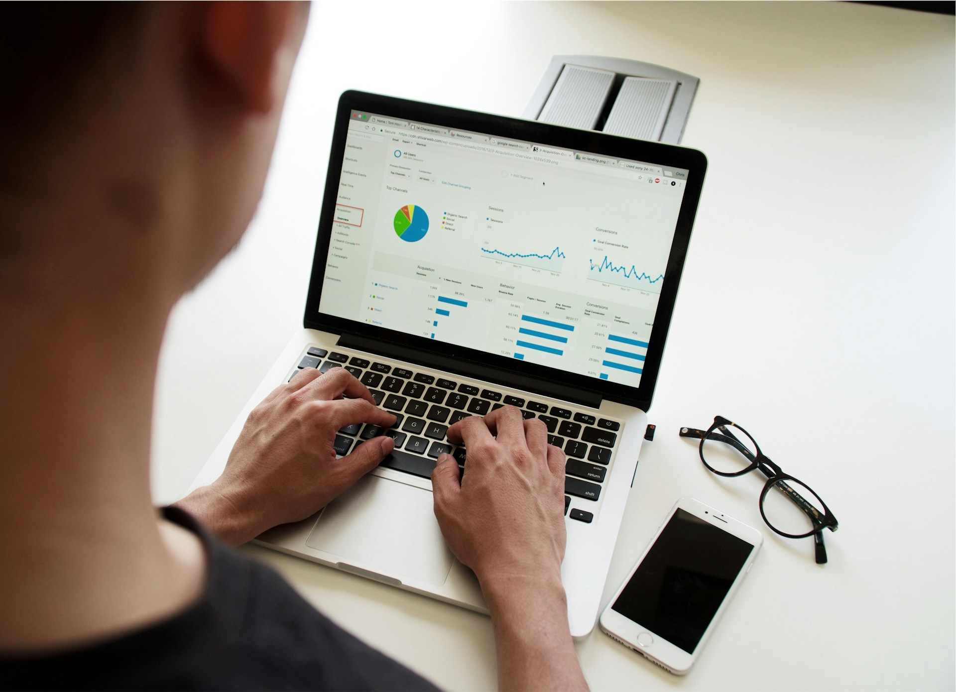 professionnel analysant des données et graphiques sur ordinateur portable