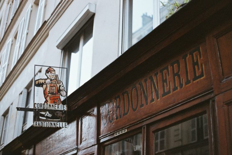 SEO gratuit vs payant pour artisans locaux en 2026